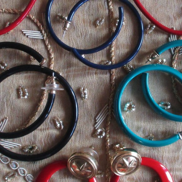 HOOP EARRINGS - VINTAGE MULTI COLORS – HOOP EARRINGS BUNDLE OF FIVE (5) - Picture 8 of 15